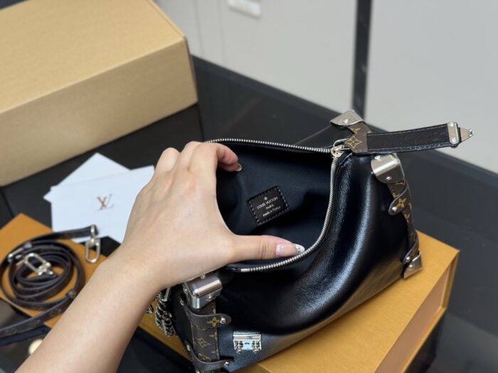 Louis Vuitton'S Transcendent Bestseller: The Ultimate New Release - Eileen Gu'S Runway Soft Case - Image 4