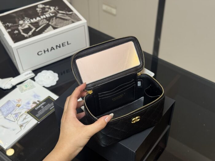 Chanel Handle Makeup Compact Touch-Ups And Styling - Image 4
