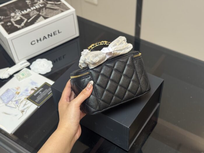 Chanel Handle Makeup Compact Touch-Ups And Styling - Image 7