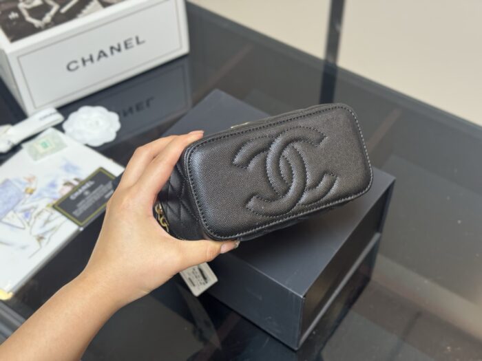 Chanel Handle Makeup Compact Touch-Ups And Styling - Image 8
