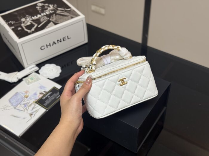Chanel Handle Makeup Compact Touch-Ups And Styling - Image 11