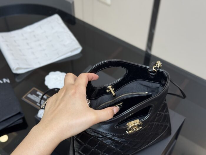 Chanel 31 Bag Mini Reissue Quilted Handbag - Image 4