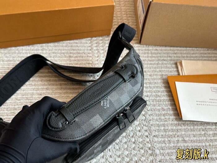 Louis Vuitton Black Knight Series Men'S Waist Bag/Chest Bag - Full Grain Leather Commuter Bag - Image 3