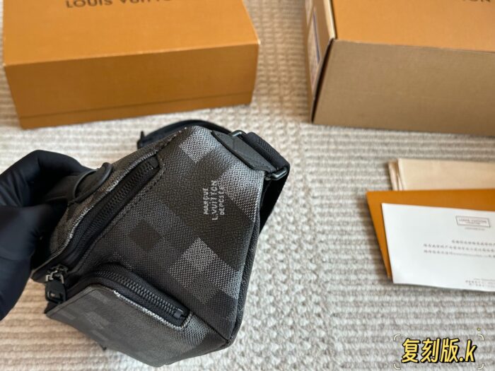 Louis Vuitton Black Knight Series Men'S Waist Bag/Chest Bag - Full Grain Leather Commuter Bag - Image 4