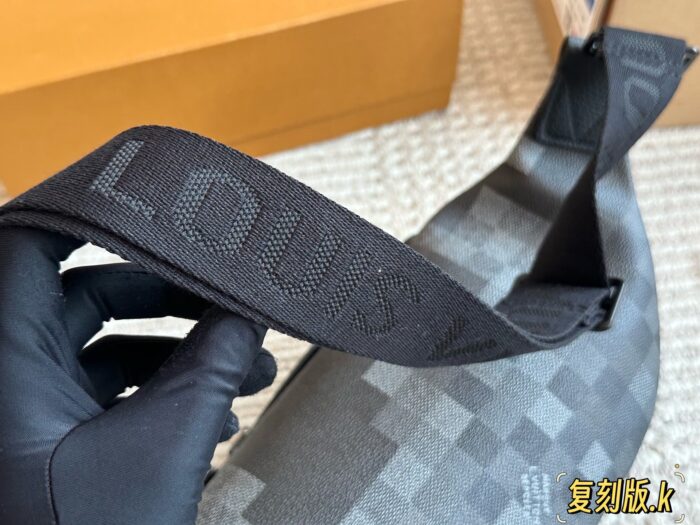 Louis Vuitton Black Knight Series Men'S Waist Bag/Chest Bag - Full Grain Leather Commuter Bag - Image 8