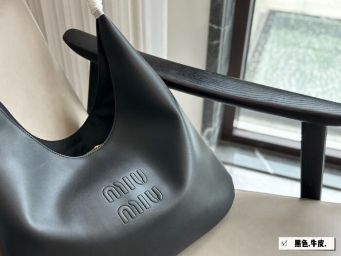 Miu Miu Tote Runway-Inspired Leather Tote With Effortless Charm - Image 2