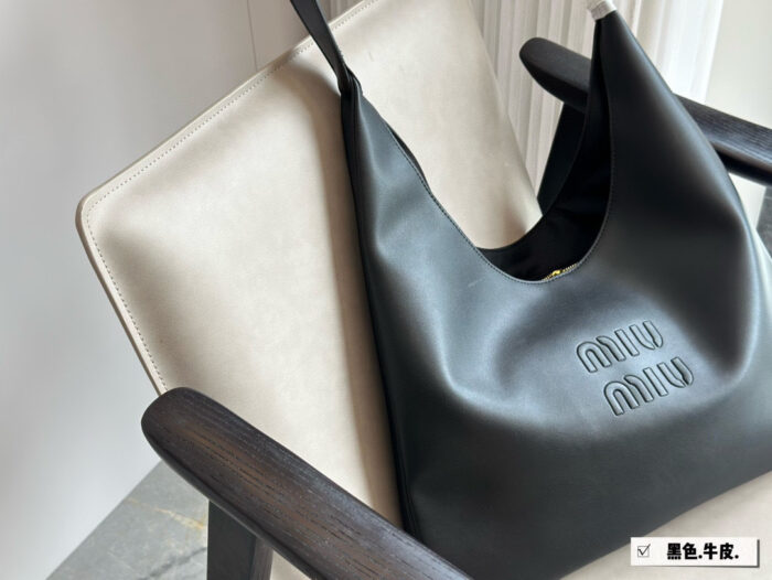 Miu Miu Tote Runway-Inspired Leather Tote With Effortless Charm - Image 3