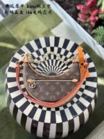 Louis Vuitton Loop Moon Bag Vintage J-Pattern Adjustable Strap Multi-Wear Large Capacity Versatile - Image 5