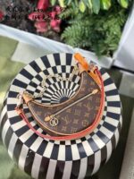 Louis Vuitton Loop Moon Bag Vintage J-Pattern Adjustable Strap Multi-Wear Large Capacity Versatile - Image 6