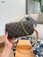 Louis Vuitton Grace Cat Collection Ivy Cat Underarm Chain Crossbody Bag - Image 5