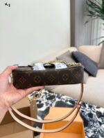 Louis Vuitton Grace Cat Collection Ivy Cat Underarm Chain Crossbody Bag - Image 6