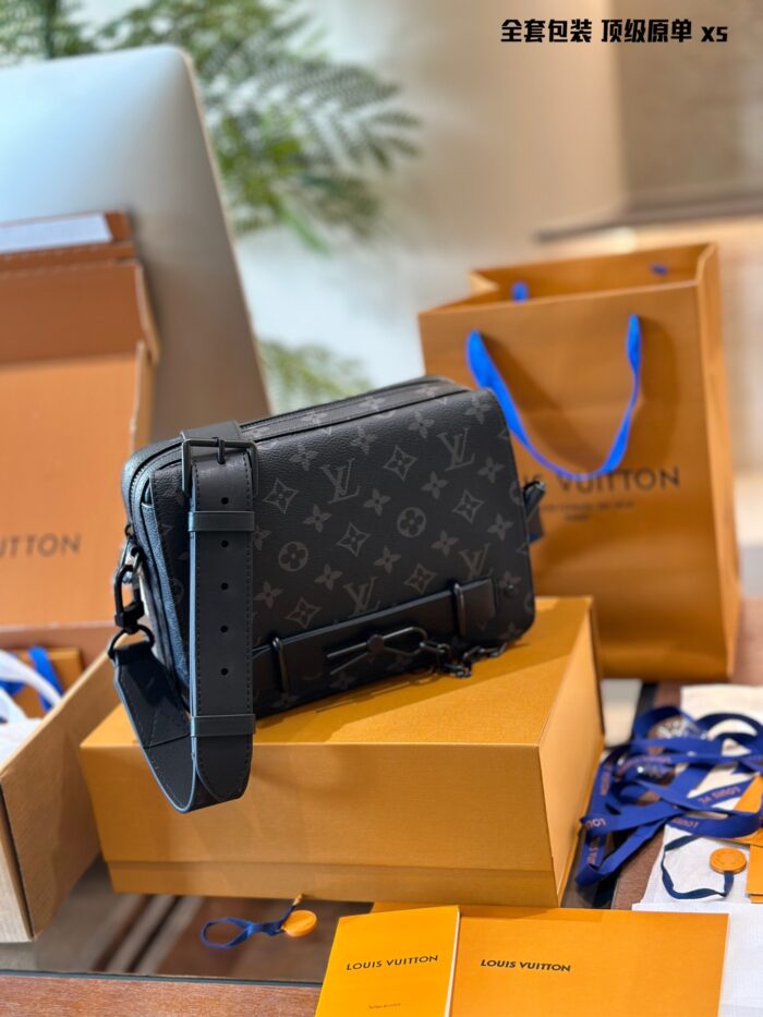 Louis Vuitton Steamer Series Black Floral Men'S Messenger Bag Leather Shoulder Strap With Chain Matte Black Hardware Dual-Layer Compartment - Image 2
