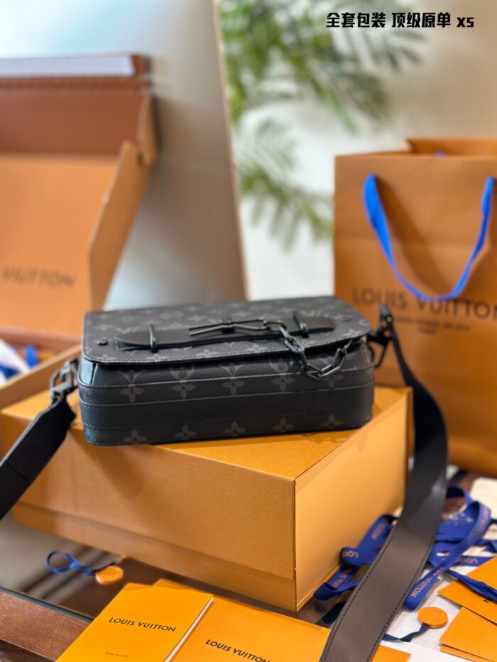 Louis Vuitton Steamer Series Black Floral Men'S Messenger Bag Leather Shoulder Strap With Chain Matte Black Hardware Dual-Layer Compartment - Image 6