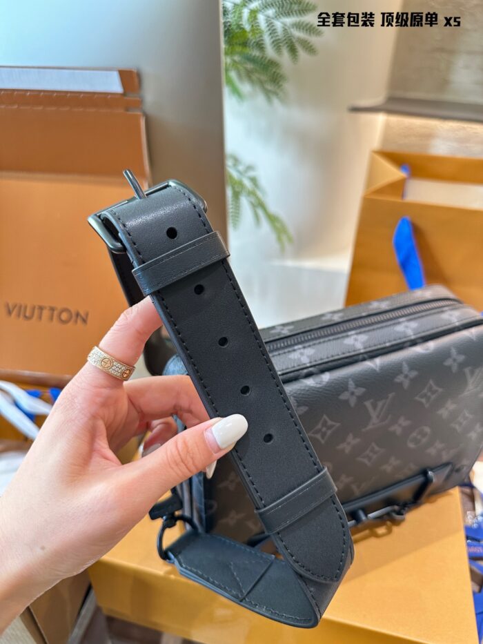 Louis Vuitton Steamer Series Black Floral Men'S Messenger Bag Leather Shoulder Strap With Chain Matte Black Hardware Dual-Layer Compartment - Image 7