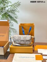 Louis Vuitton Ivy Mahjong Bag Full-Grain Cowhide Leather Chain-Strap Underarm Crossbody Versatile Style Transformations - Image 2