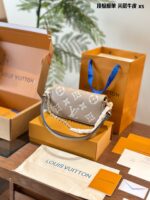 Louis Vuitton Ivy Mahjong Bag Full-Grain Cowhide Leather Chain-Strap Underarm Crossbody Versatile Style Transformations - Image 4