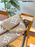 Louis Vuitton Ivy Mahjong Bag Full-Grain Cowhide Leather Chain-Strap Underarm Crossbody Versatile Style Transformations - Image 7