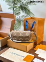 Louis Vuitton Ivy Mahjong Bag Full-Grain Cowhide Leather Chain-Strap Underarm Crossbody Versatile Style Transformations - Image 8