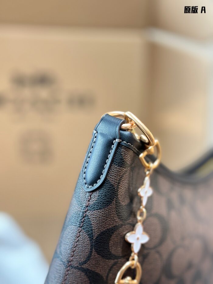 Coach Laurel Series Latte-Coloured Shoulder Bag Spacious Yet Lightweight Includes Accessories Packaged In Aeroplane-Shaped Box - Image 3
