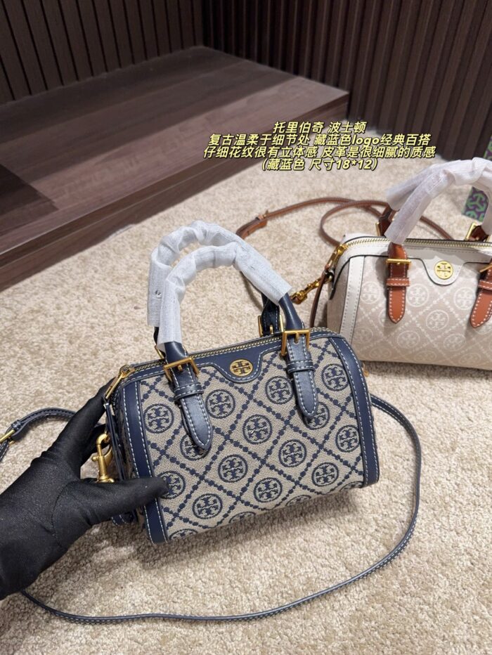 Tory Burch Boston Pillow Bag Retro Pattern Navy Blue Logo Fine-Grained Leather Wide Shoulder Strap Handheld Or Crossbody Generous Capacity - Image 2