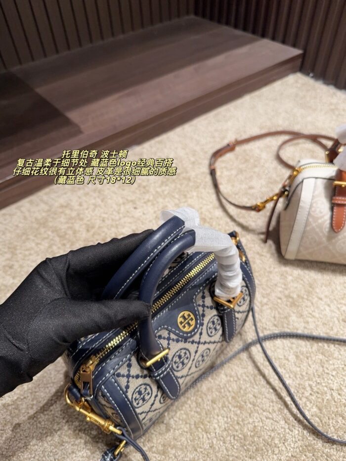 Tory Burch Boston Pillow Bag Retro Pattern Navy Blue Logo Fine-Grained Leather Wide Shoulder Strap Handheld Or Crossbody Generous Capacity - Image 6