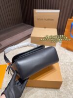 Louis Vuitton Pulse Black Knight Messenger Bag Magnetic Closure Commuter-Friendly Adjustable Shoulder Strap - Image 6