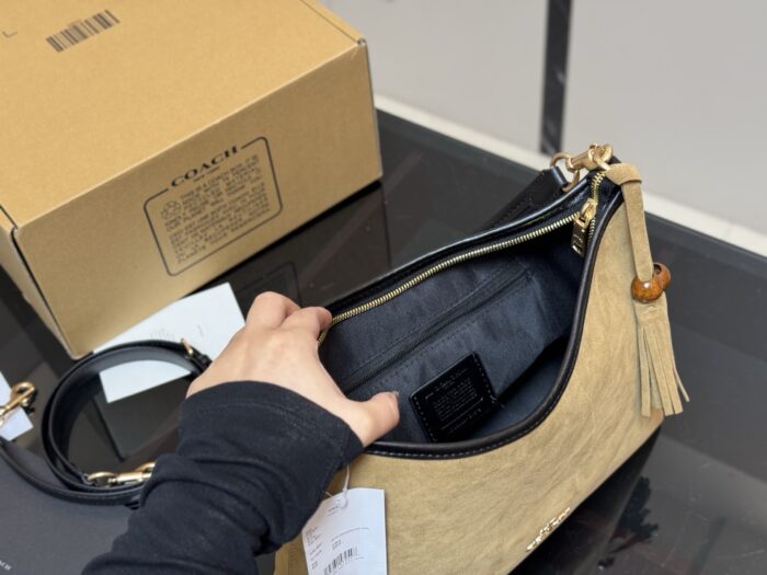 Coach Laurel Hobo Bag Dual-Strap Versatility Zipped Side Pocket - Image 4
