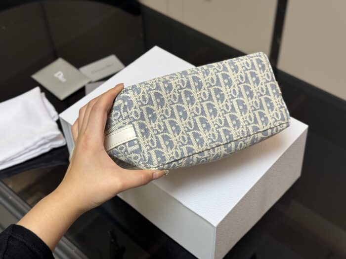 Dior Bento Bag Classic, Premium Quality Versatile For Both Sweet And Salty Looks - Image 9