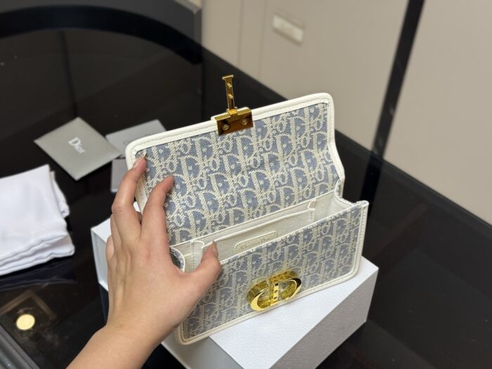 Dior Montagne 30 Vintage Print Shoulder Bag - Suitable For All Seasons - Image 4