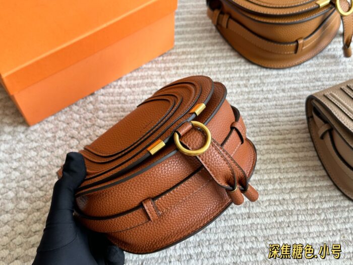 Chloé Marcie Classic Saddle Silhouette Full-Grain Soft Leather Practical Lightweight Bag - Image 3