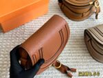 Chloé Marcie Classic Saddle Silhouette Full-Grain Soft Leather Practical Lightweight Bag - Image 4