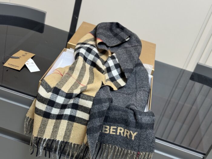 Burberry Cashmere Scarf Classic Black And White Colourway Soft And Comfortable - Image 4