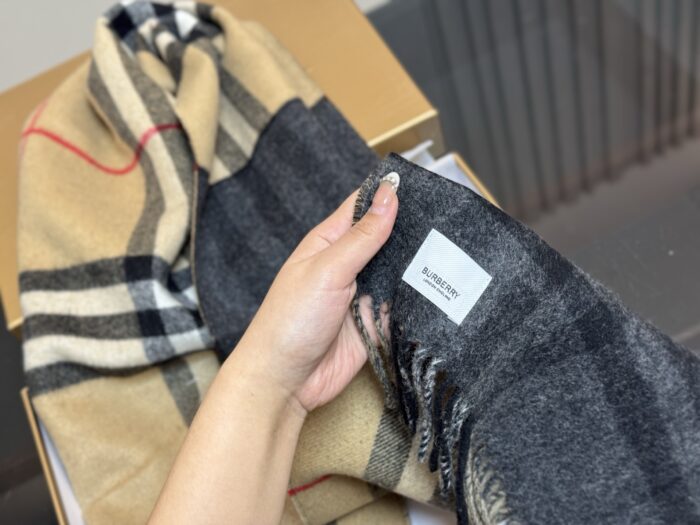 Burberry Cashmere Scarf Classic Black And White Colourway Soft And Comfortable - Image 5