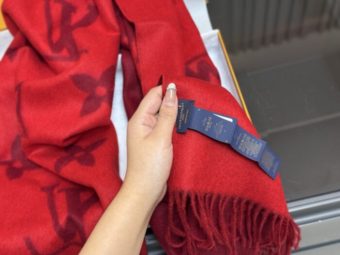 Louis Vuitton Cashmere (Chip Design) Scarf Comfortable, Versatile And Warm - Image 8