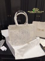 Dior Embroidered Tote Bag With Embossed 3D Embroidery, Includes Liner, Large Capacity - Image 3