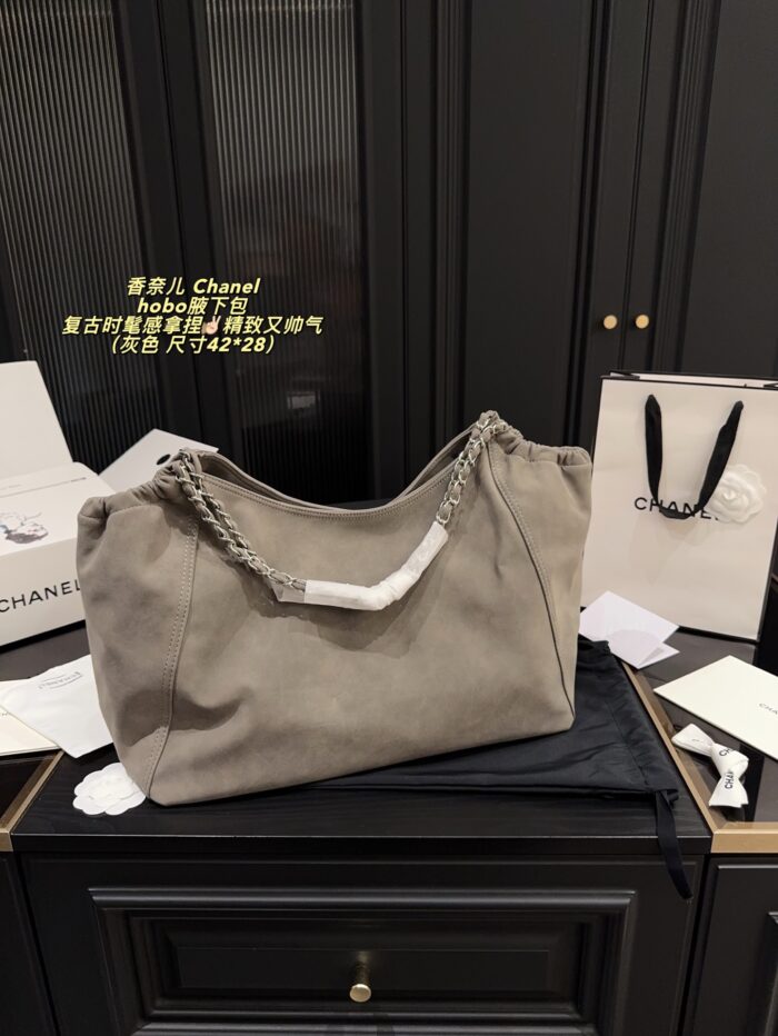 Chanel Hobo Underarm Bag: Vintage Chic, Exquisite And Stylish - Image 2