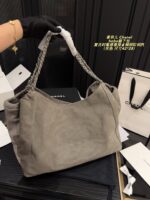 Chanel Hobo Underarm Bag: Vintage Chic, Exquisite And Stylish - Image 3