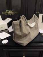 Chanel Hobo Underarm Bag: Vintage Chic, Exquisite And Stylish - Image 4