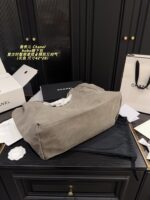 Chanel Hobo Underarm Bag: Vintage Chic, Exquisite And Stylish - Image 6