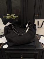 Chanel Hobo Underarm Bag: Vintage Chic, Exquisite And Stylish - Image 10