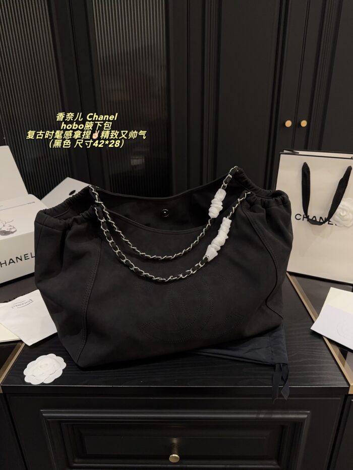 Chanel Hobo Underarm Bag: Vintage Chic, Exquisite And Stylish - Image 10