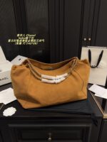 Chanel Hobo Underarm Bag: Vintage Chic, Exquisite And Stylish - Image 12