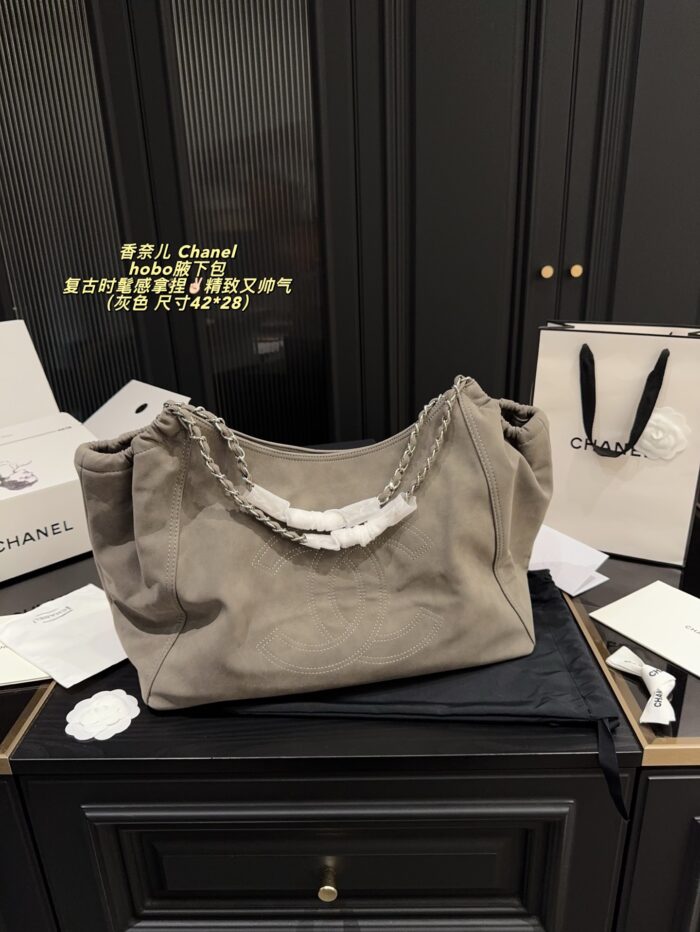 Chanel Hobo Underarm Bag: Vintage Chic, Exquisite And Stylish - Image 13