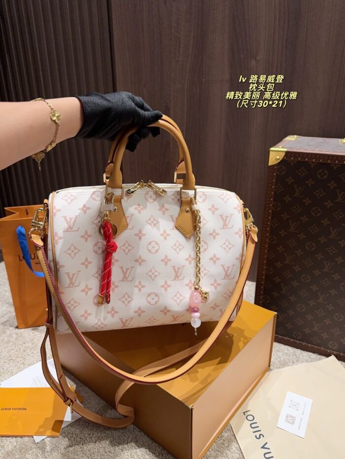Louis Vuitton Pillow Bag Exquisite And Elegant Suitable For All Seasons - Image 3