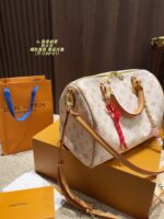 Louis Vuitton Pillow Bag Exquisite And Elegant Suitable For All Seasons - Image 4