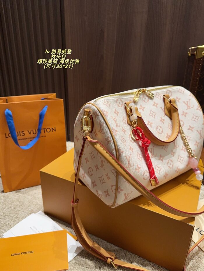 Louis Vuitton Pillow Bag Exquisite And Elegant Suitable For All Seasons - Image 4