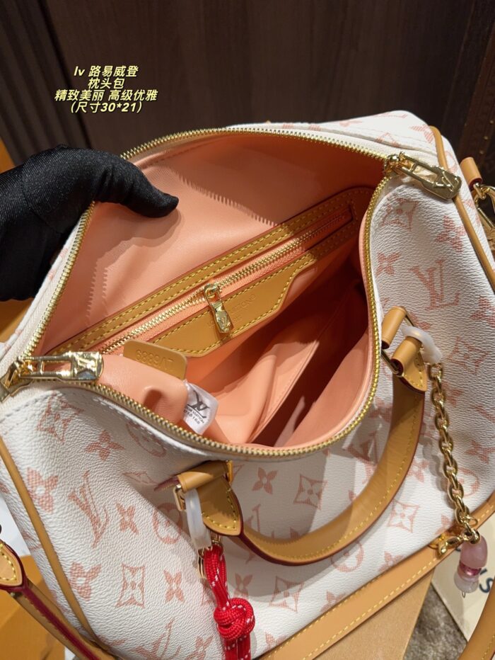 Louis Vuitton Pillow Bag Exquisite And Elegant Suitable For All Seasons - Image 5