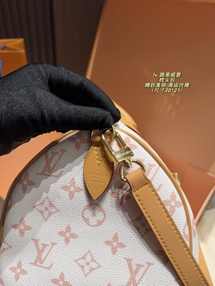 Louis Vuitton Pillow Bag Exquisite And Elegant Suitable For All Seasons - Image 9