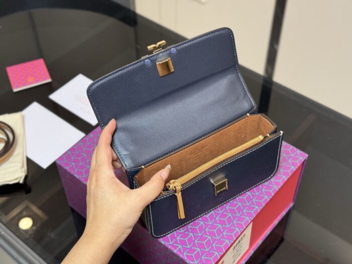 Tory Burch Classic Monogram Series Vintage Old Money Style Shoulder Bag (Foldable Box) - Image 4