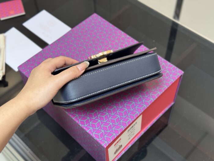 Tory Burch Classic Monogram Series Vintage Old Money Style Shoulder Bag (Foldable Box) - Image 8